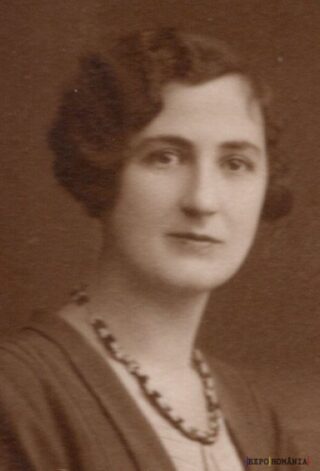 Portret alb-negru al unei femei elegante