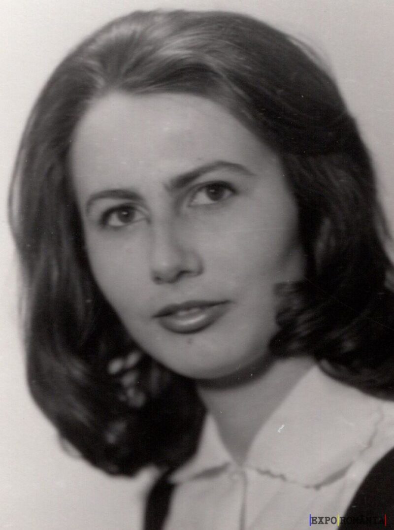 Portret alb-negru al unei femei tinere