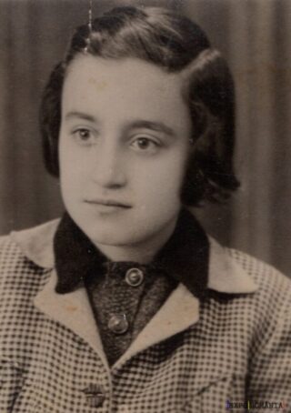 Portret alb-negru al unei femei tinere