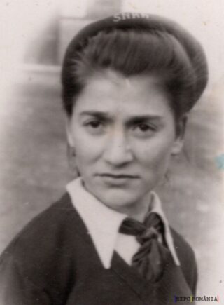 Tânără elevă în uniformă