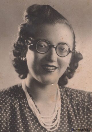 Portret alb-negru al unei femei zâmbitoare