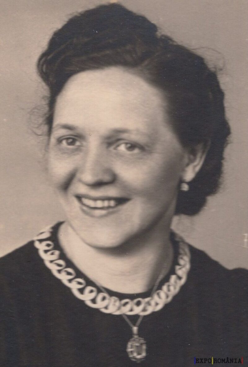 Portret alb-negru al unei femei zâmbitoare