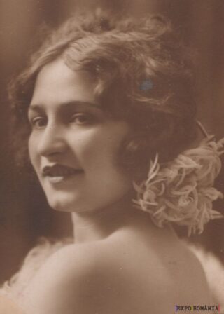 Portret vechi alb-negru cu femeie zâmbitoare