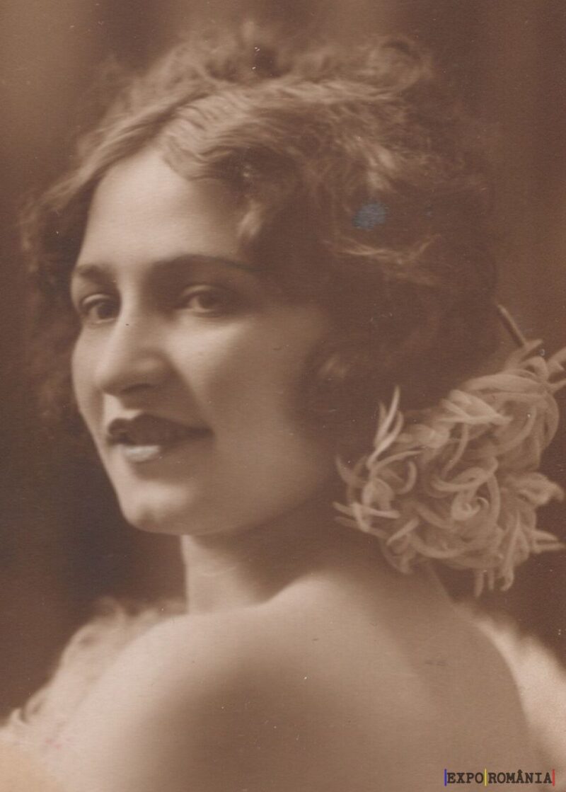 Portret vechi alb-negru cu femeie zâmbitoare