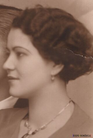 Femeie cu coafura elegantă în profil