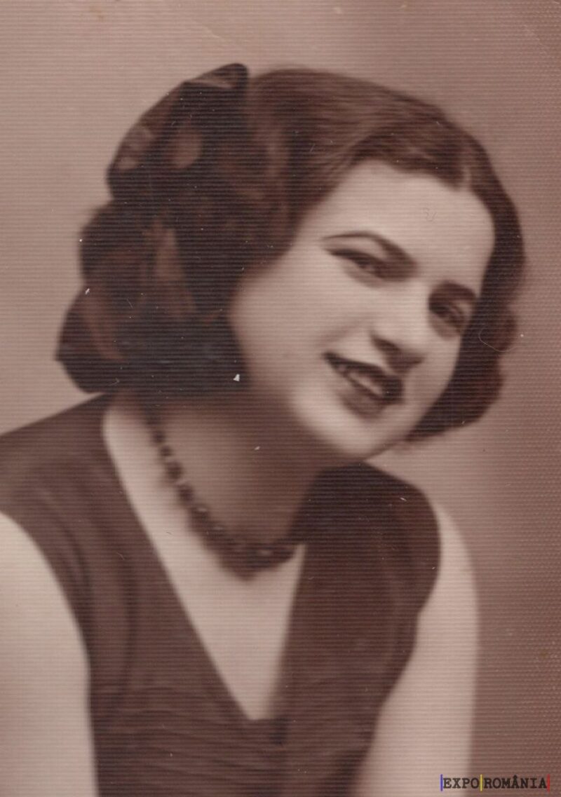 Femeie elegantă zâmbitoare din perioada interbelică