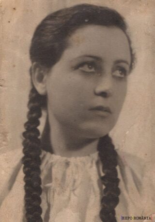 Portret alb-negru cu femeie cu cozi împletite