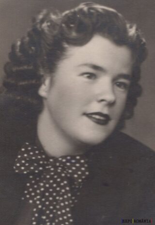 Portret alb-negru al unei femei elegante