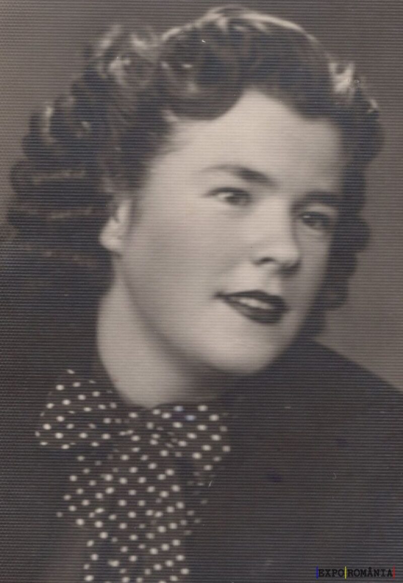 Portret alb-negru al unei femei elegante