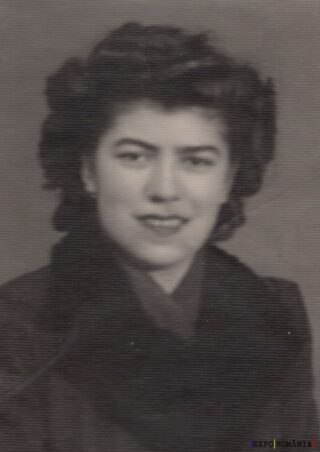 Portret alb-negru al unei femei zâmbitoare