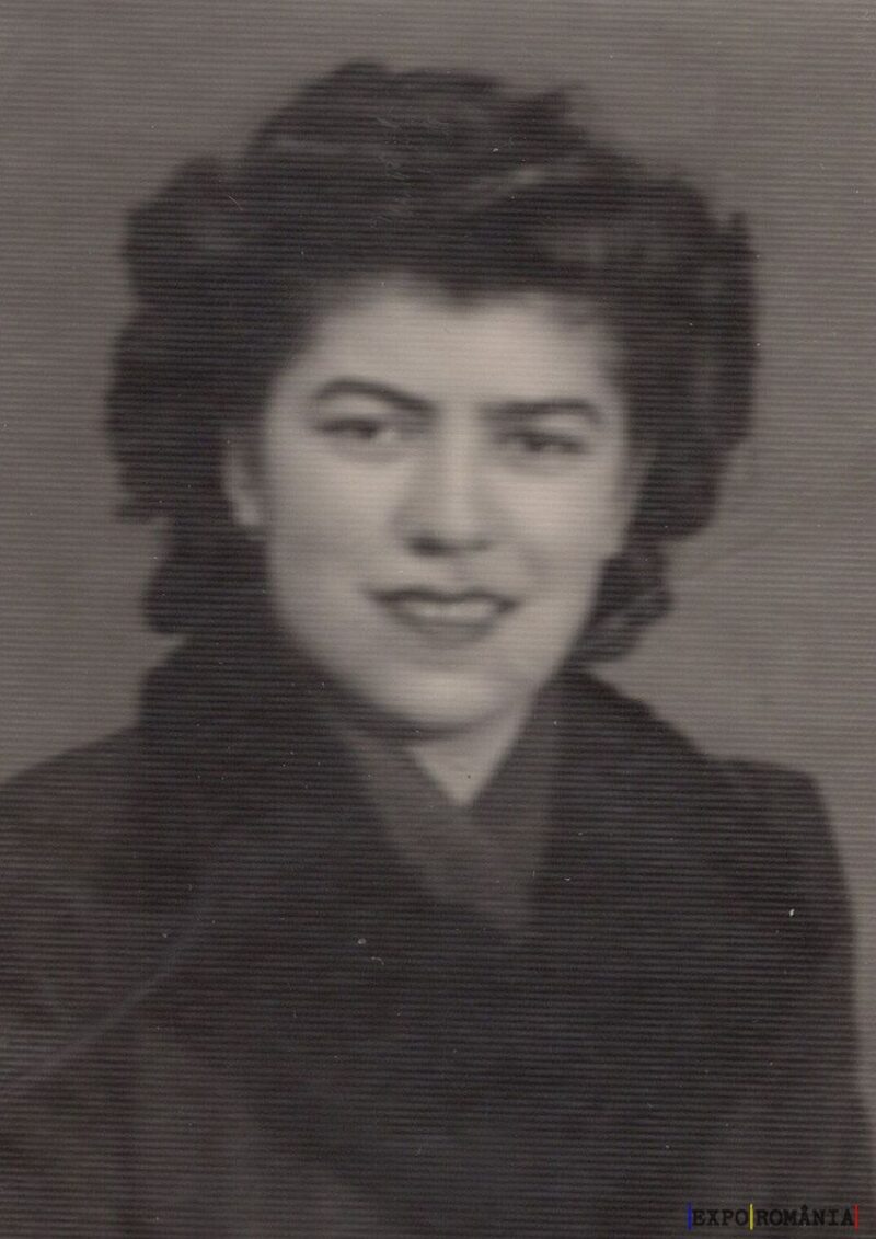 Portret alb-negru al unei femei zâmbitoare