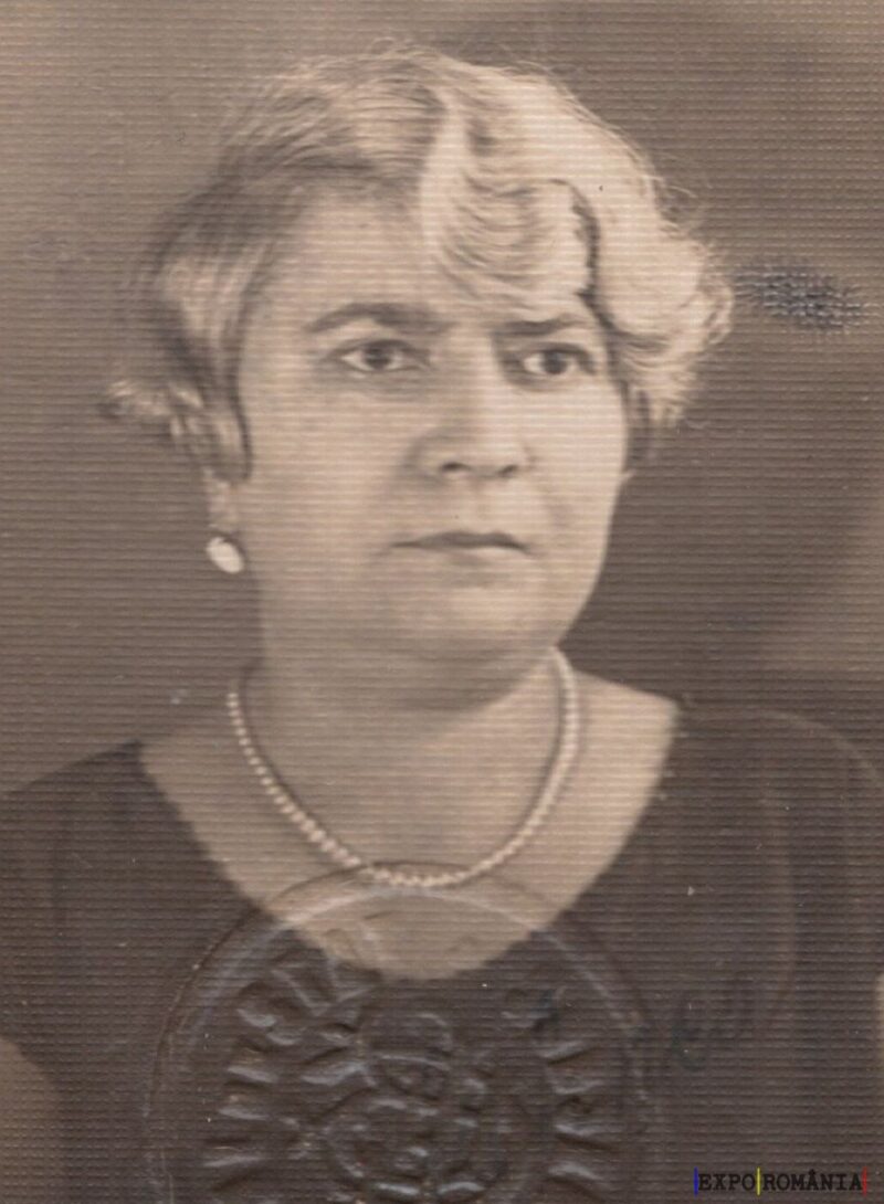 Portret alb-negru al unei doamne elegante