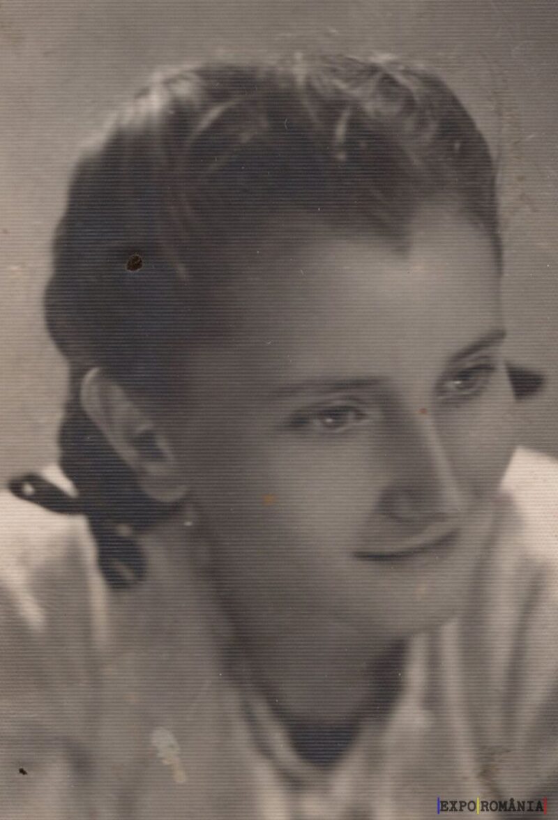 Portret alb-negru al unei femei tinere