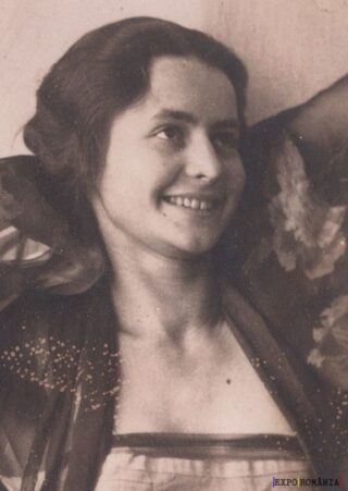 Zâmbet cald și fericire timidă