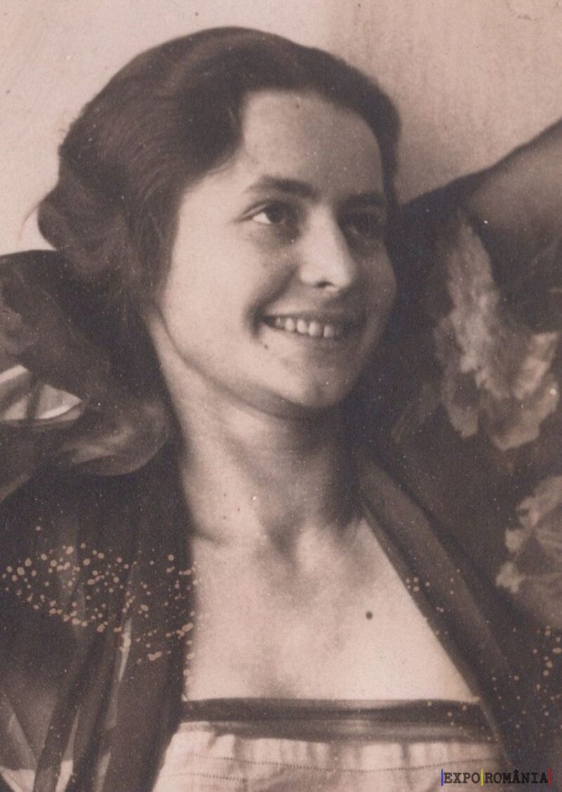 Zâmbet cald și fericire timidă