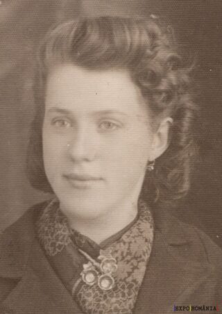 Femeie cu coafură vintage și bijuterii elegante