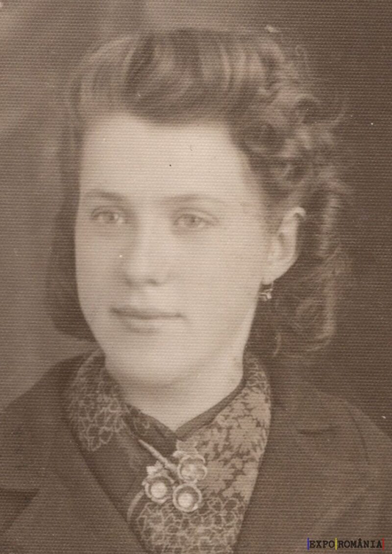 Femeie cu coafură vintage și bijuterii elegante