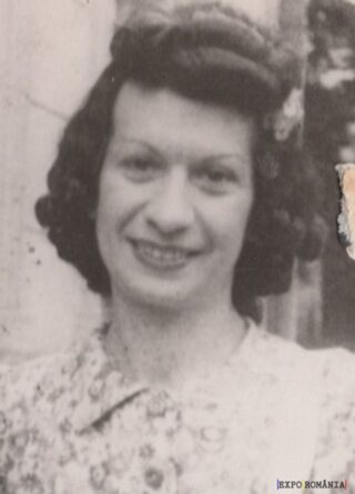 Femeie zâmbind în fotografie veche alb-negru