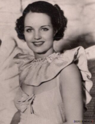 Zâmbet fermecător al unei tinere elegante