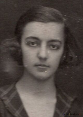 Portret vechi alb-negru al unei tinere