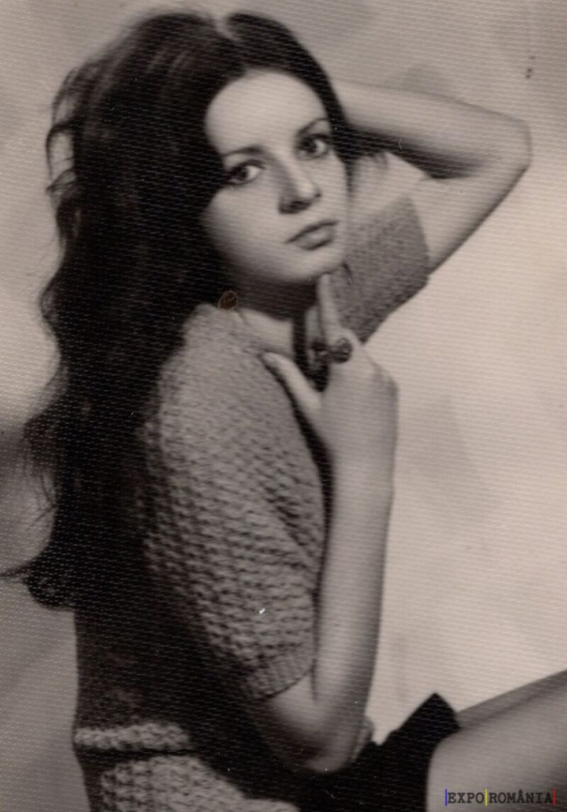 Portret alb-negru al unei femei contemplative