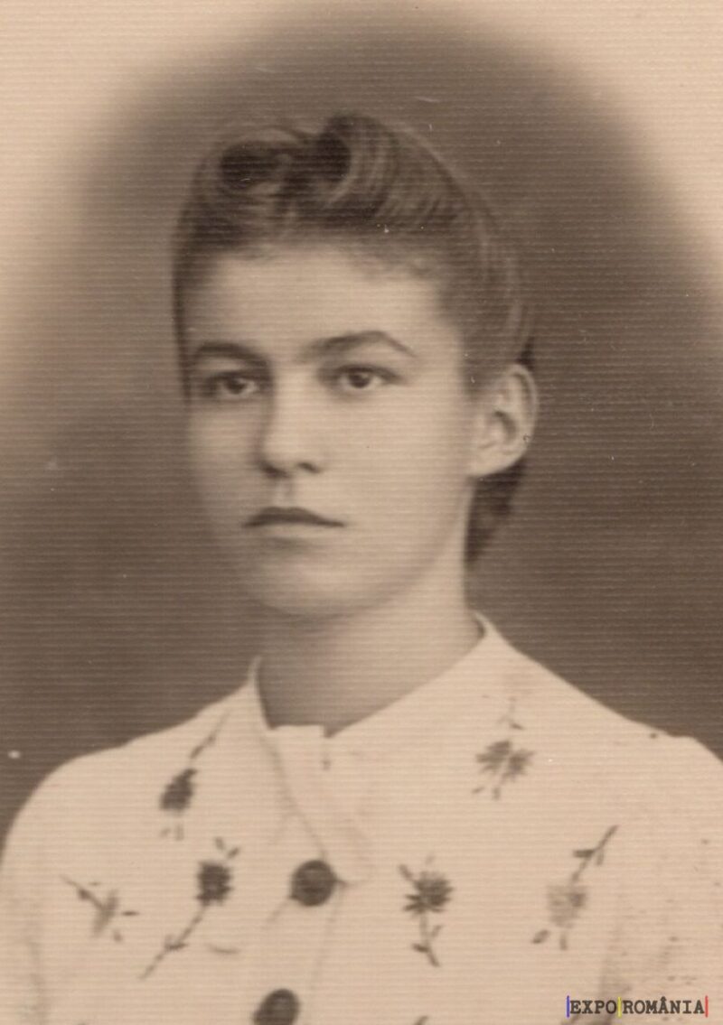 Portret de femeie în sepia