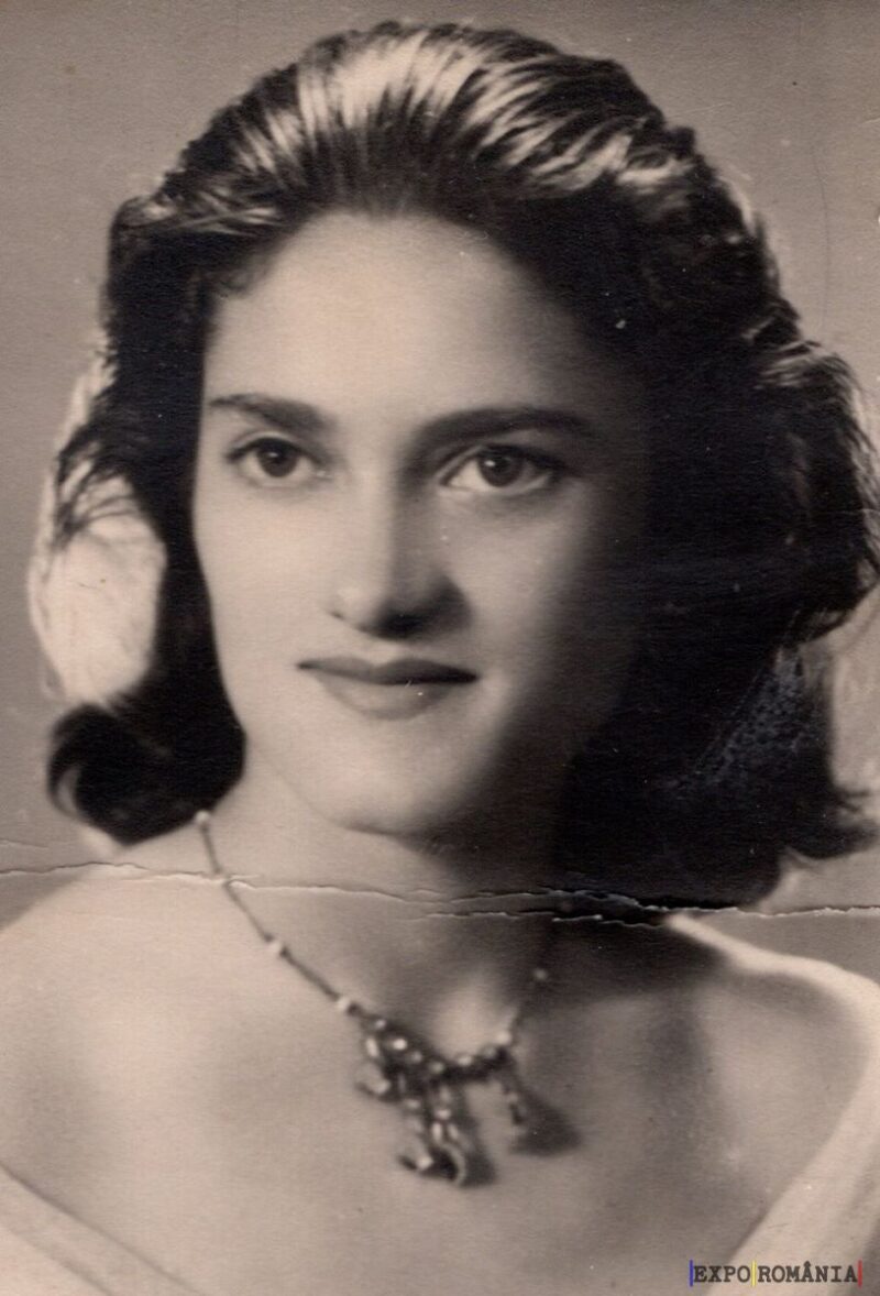 Portret alb-negru al unei tinere elegante