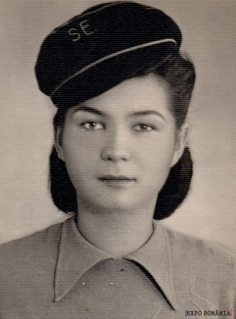 Femeie în uniformă cu beretă inscripționată SE