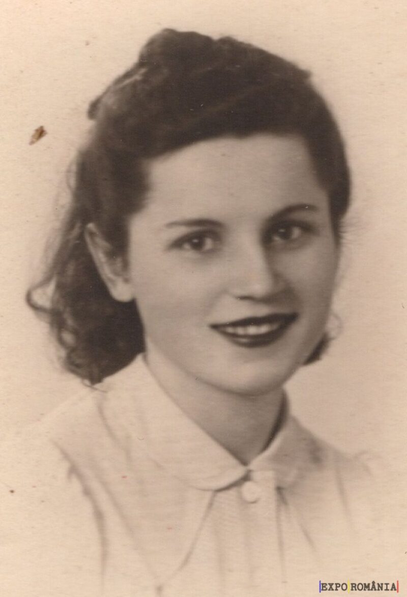 Portret alb-negru al unei femei zâmbitoare