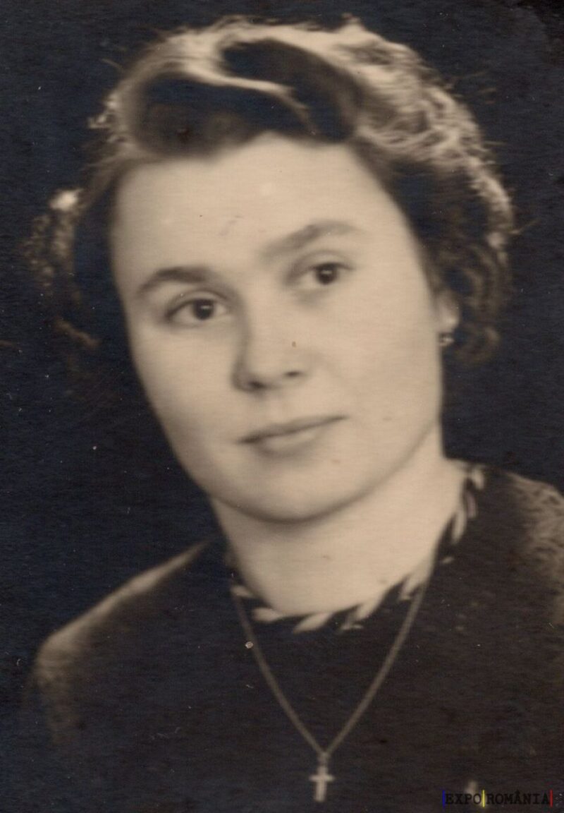 Portret alb-negru de femeie tânără