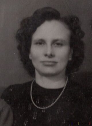 Femeie elegantă cu lanț de perle