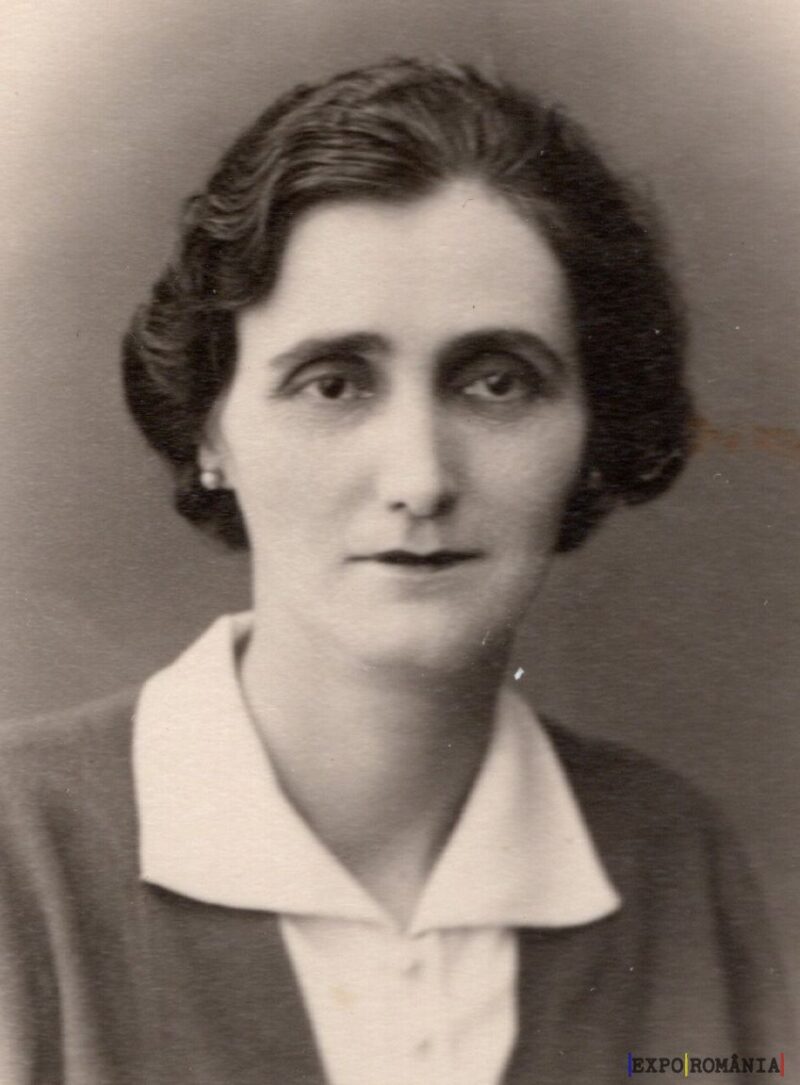 Portret alb-negru al unei femei elegante