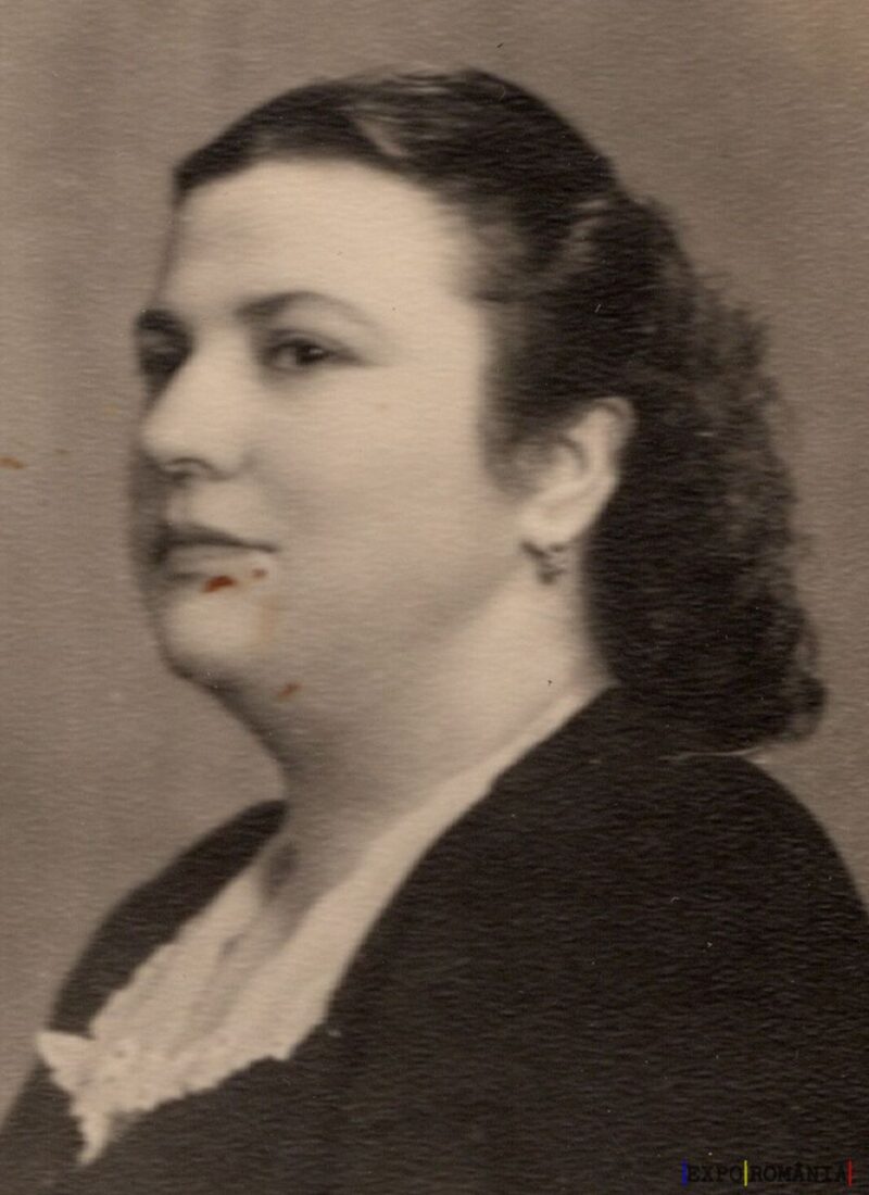 Portret alb-negru al unei femei elegante