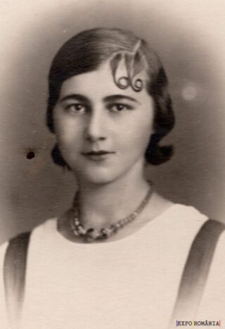 Portretul unei femei elegante din trecut