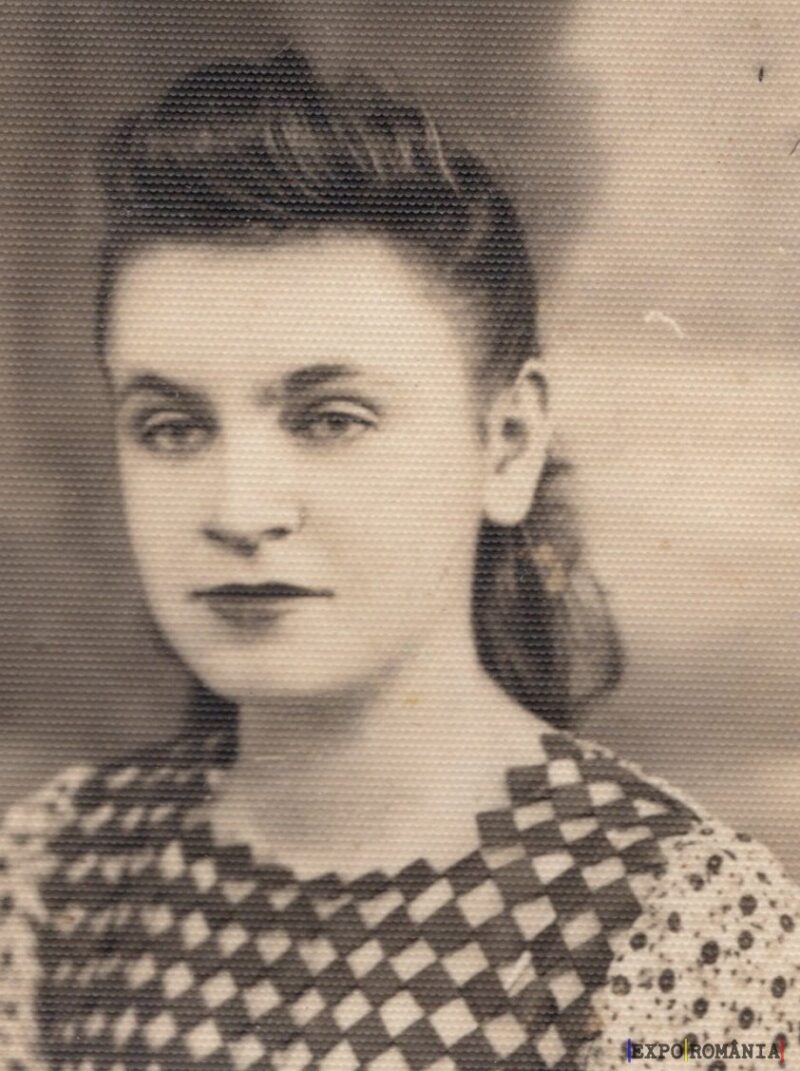 Portret alb-negru al unei femei