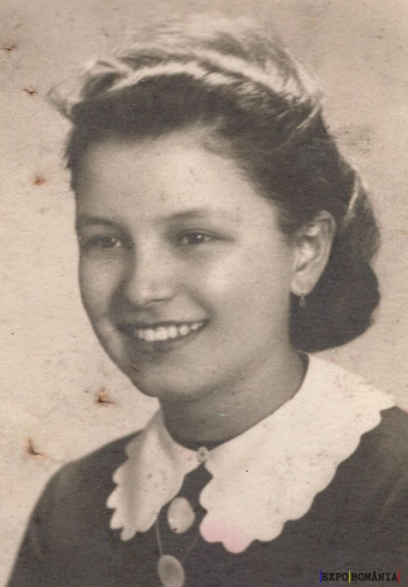 Portret alb-negru al unei femei zâmbitoare