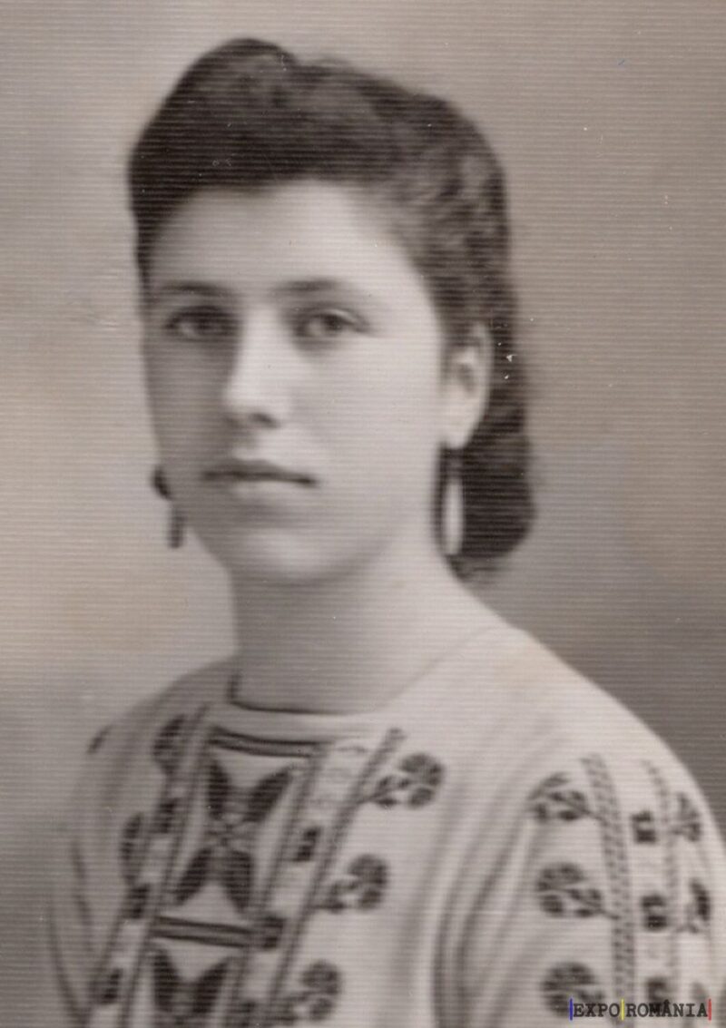 Portret alb-negru al unei tinere în cămașă tradițională