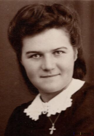 Portret alb-negru al unei femei tinere