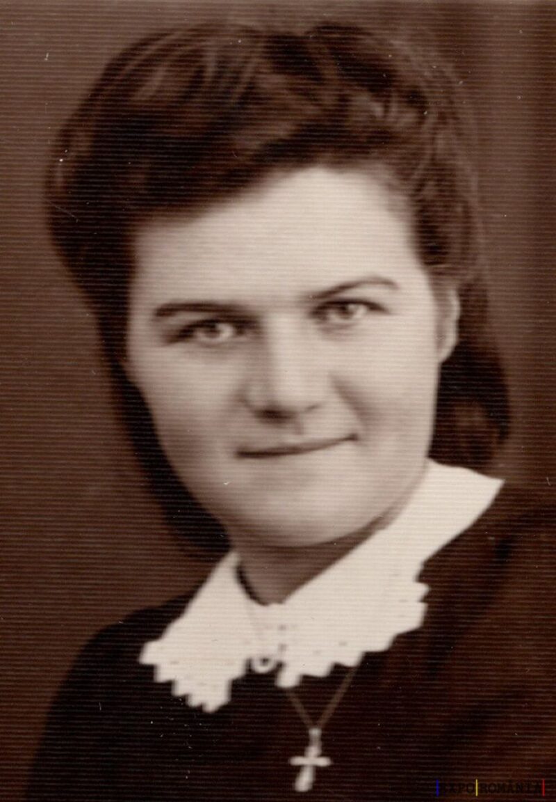 Portret alb-negru al unei femei tinere