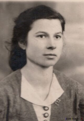 Portret alb-negru al unei femei tinere