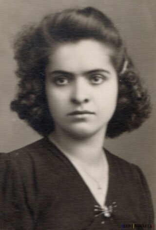 Portret alb-negru de tânără femeie serioasă