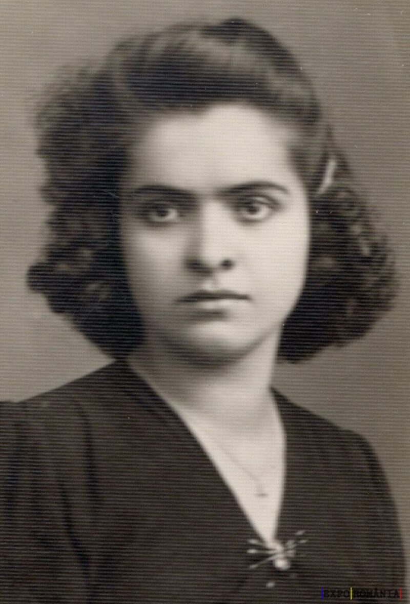 Portret alb-negru de tânără femeie serioasă