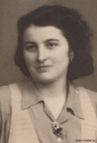 Portret în sepia al unei tinere femei