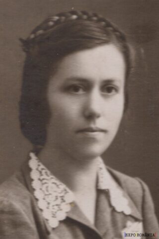 Portret de femeie cu guler dantelat