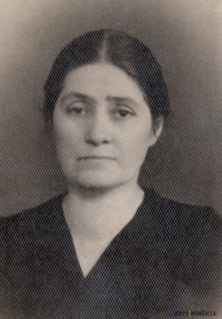 Portretul unei doamne în alb-negru