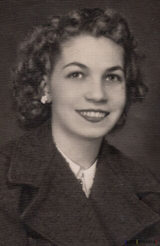 Portret alb-negru al unei femei zâmbitoare