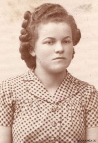 Portret alb-negru al unei femei elegante