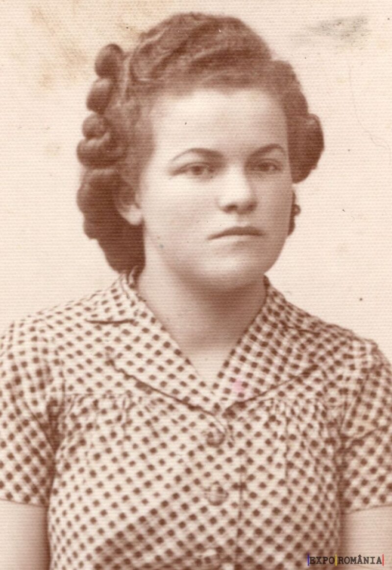 Portret alb-negru al unei femei elegante