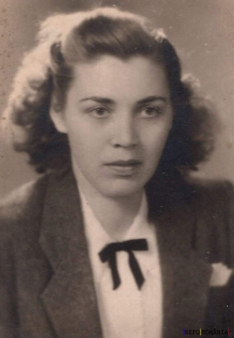 Portret vechi alb-negru al unei femei elegante