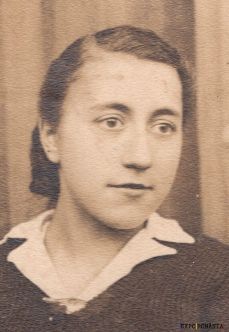 Portret vechi alb-negru al unei femei